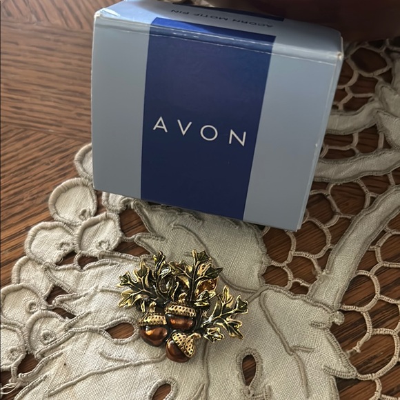 Vintage AVON Gold Tone Acorn Pin Signed - Picture 2 of 8